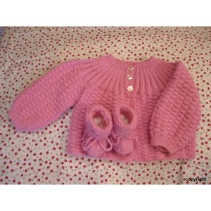 LAYETTE: BRASSIERE  ET CHAUSSONS ROSES